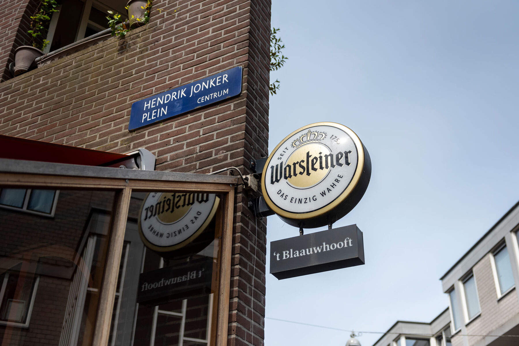 Straatnaambord Hendrik Jonkerplein en het uithangbord van 't Blaauwhooft