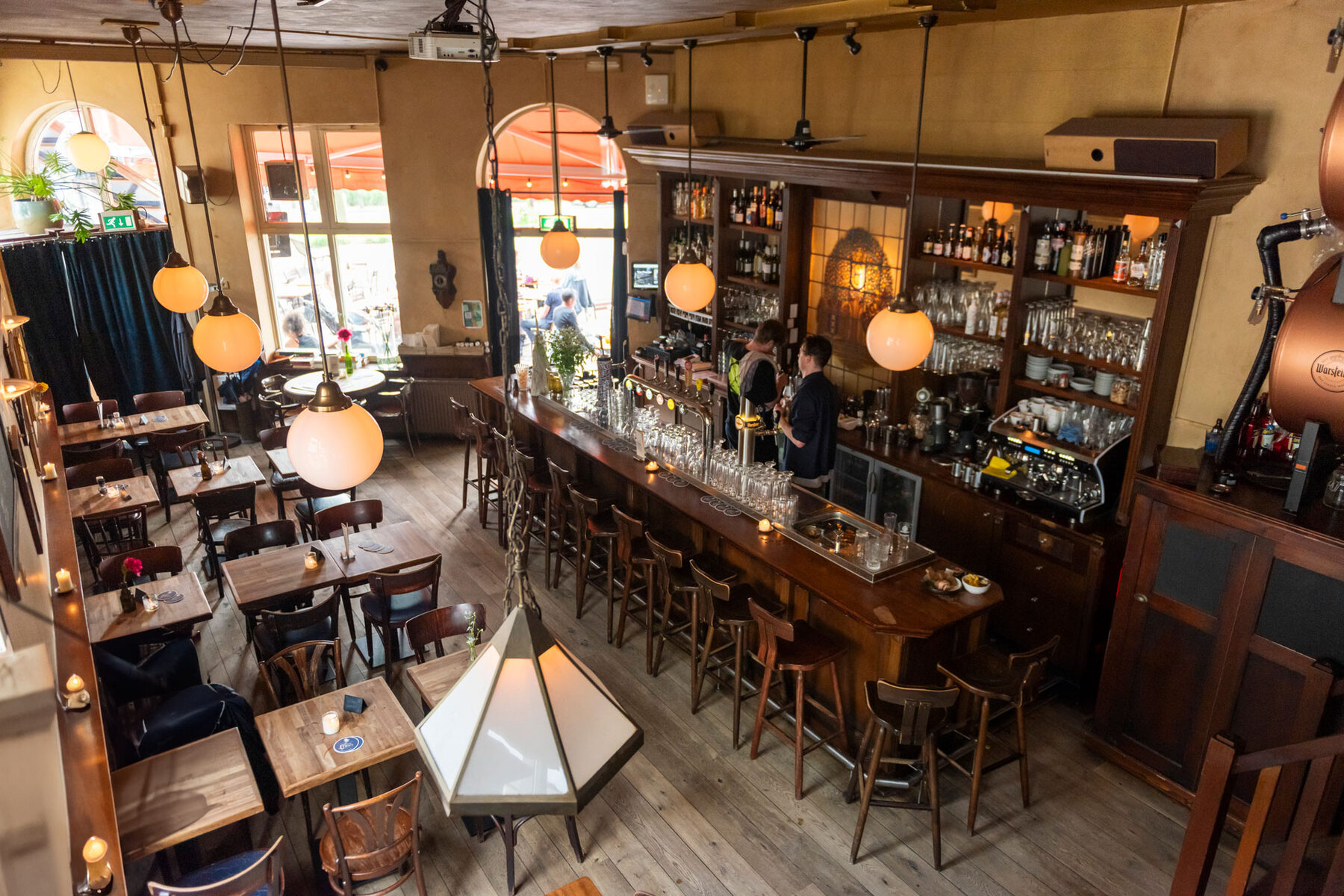 Het bruine café van binnen met lange bar