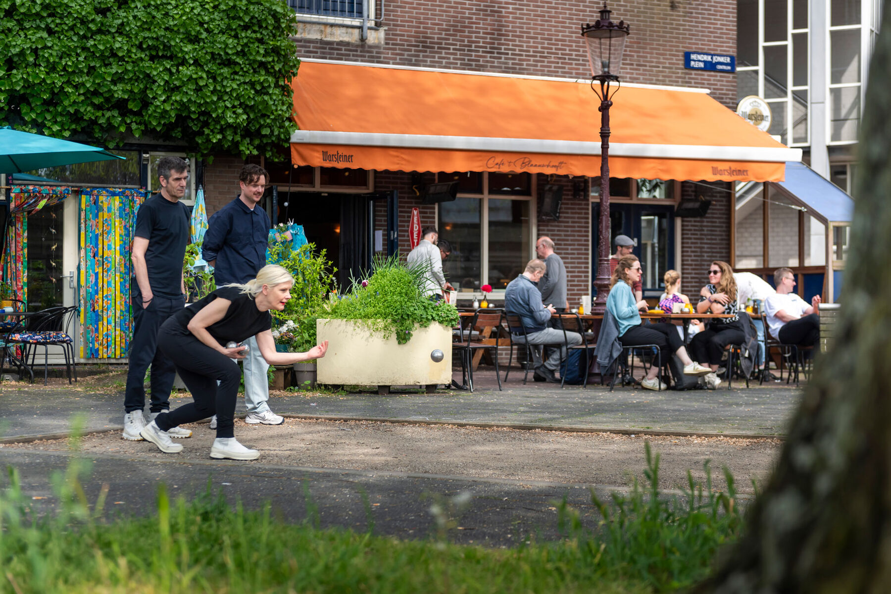Jeu de boules spelen op het plein voor het café