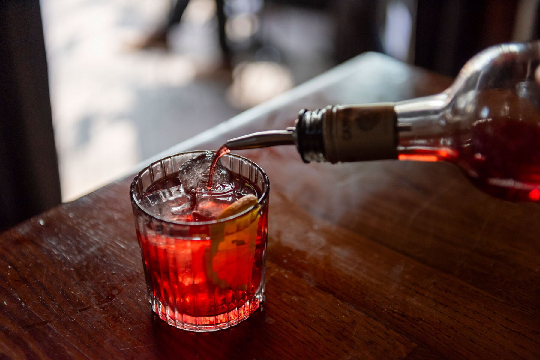 Rode cocktail wordt ingeschonken