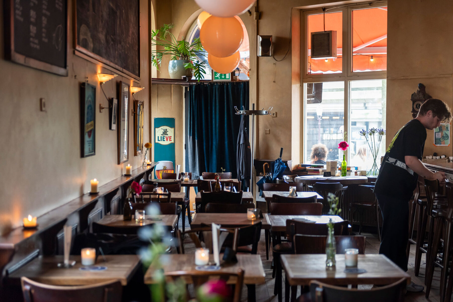 Houten tafel met kaarsje en bloemetje