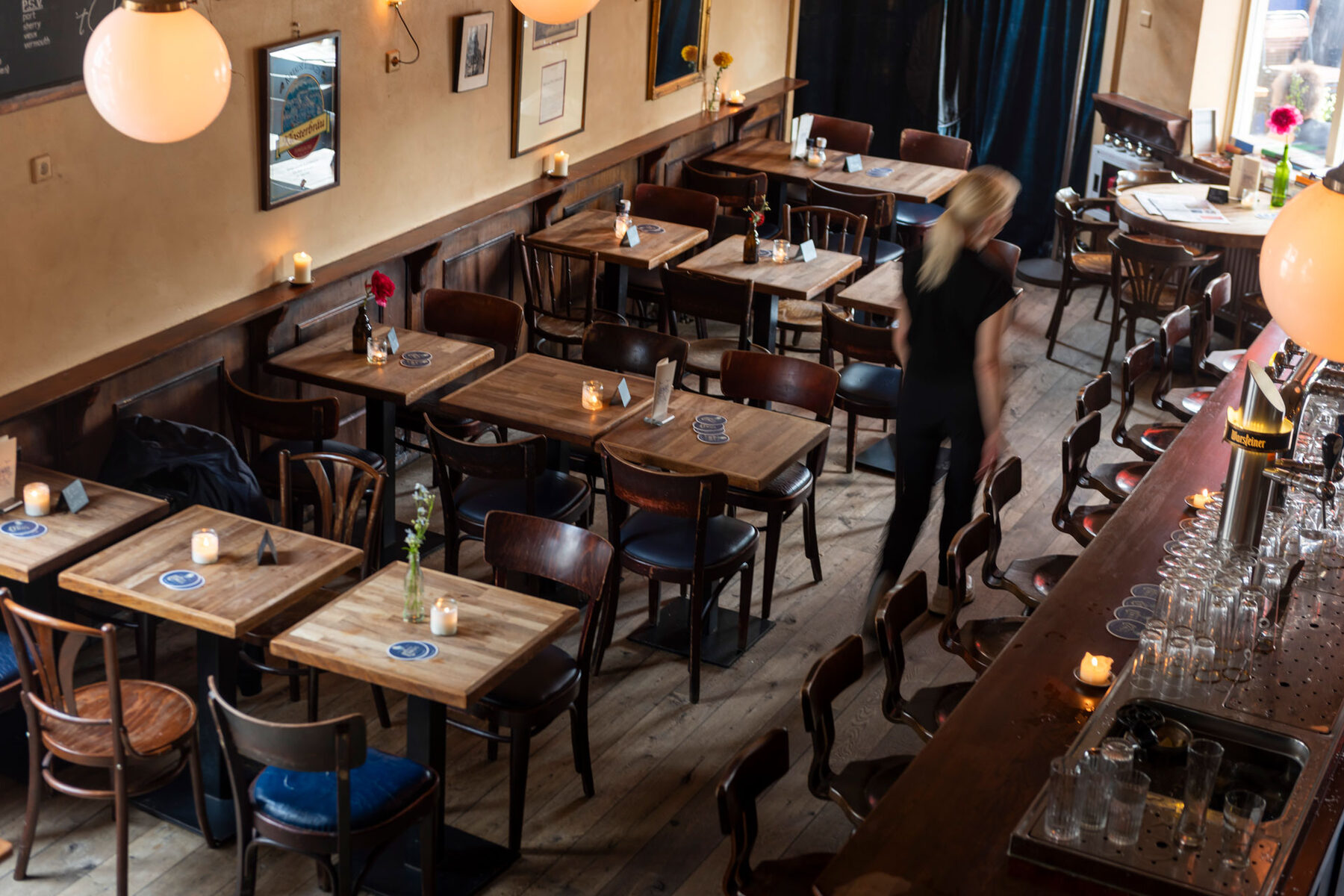 Gedekte tafels in het bruine café